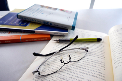 眼鏡と書籍とペン